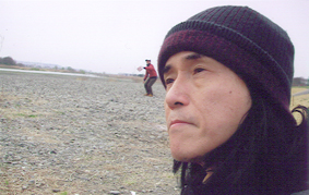 多摩川で思索に耽るBluesman